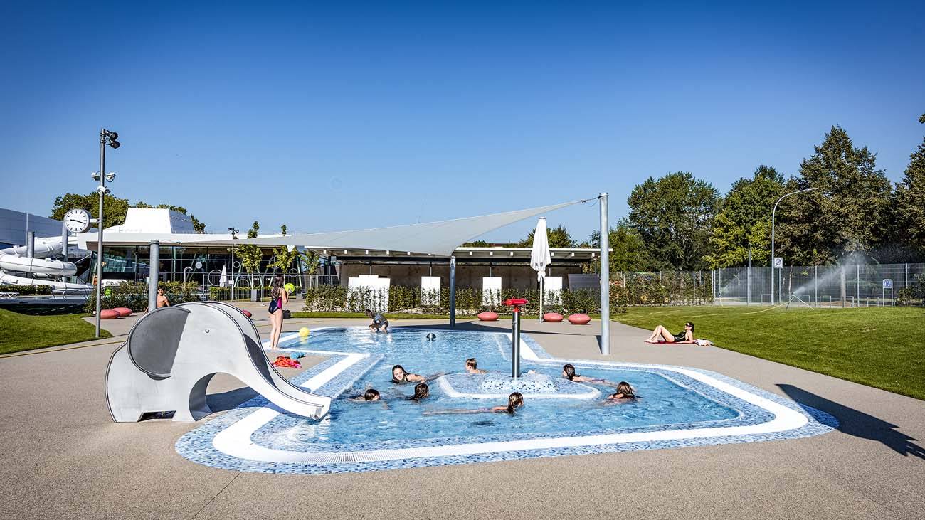 Kinder spielen im Nichtschwimmerbecken des Freibads Offenburg